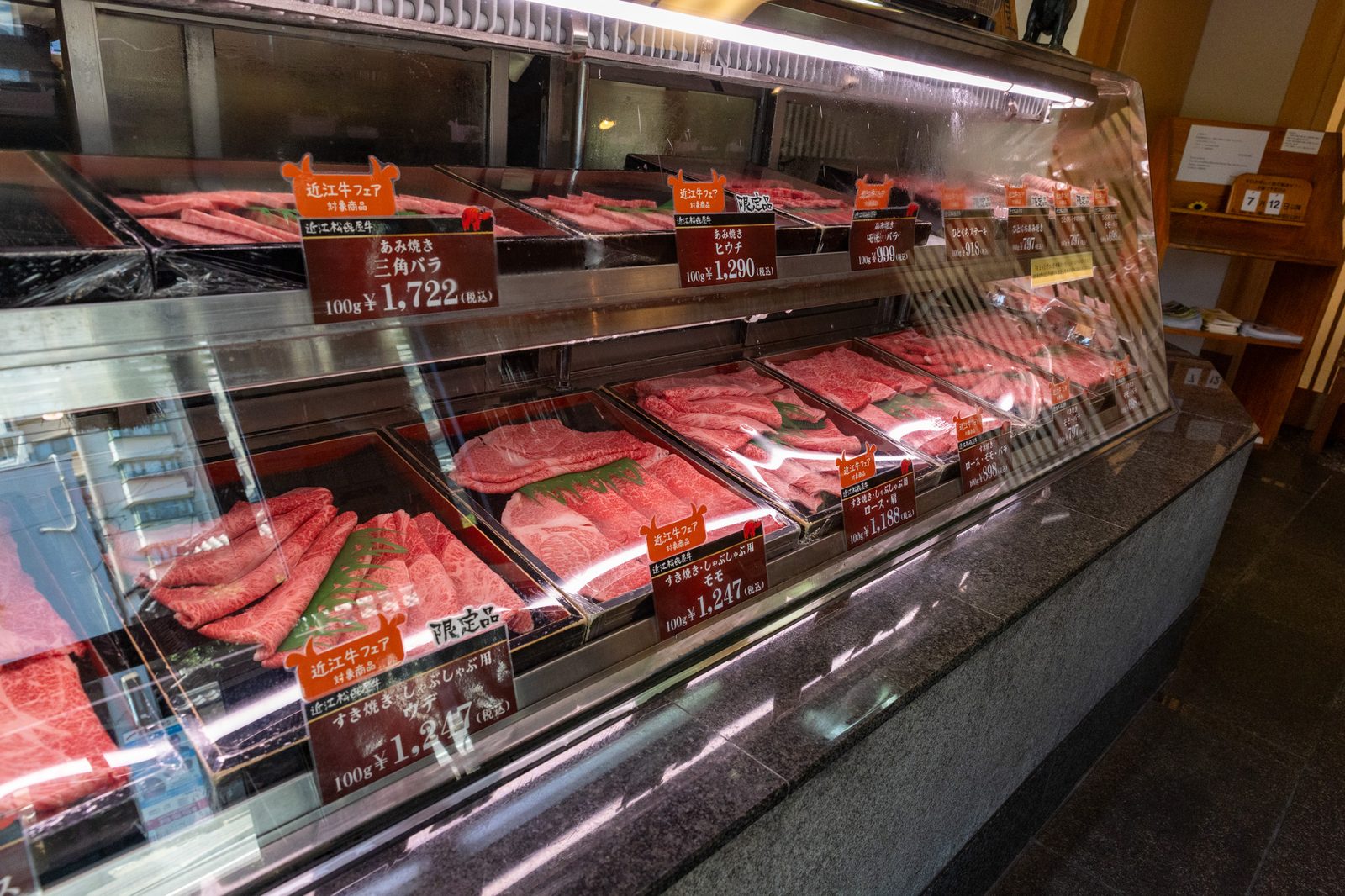 近江牛が並ぶ精肉ショーケース