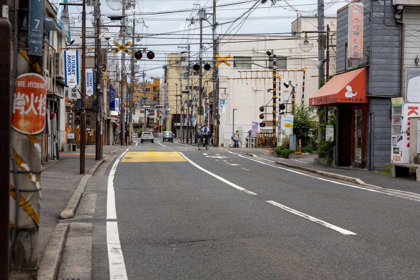 昼下がりの大津の商店街の通り