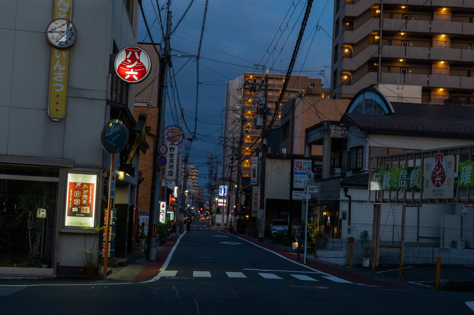 日暮れの商店街、印章店の赤いサイン