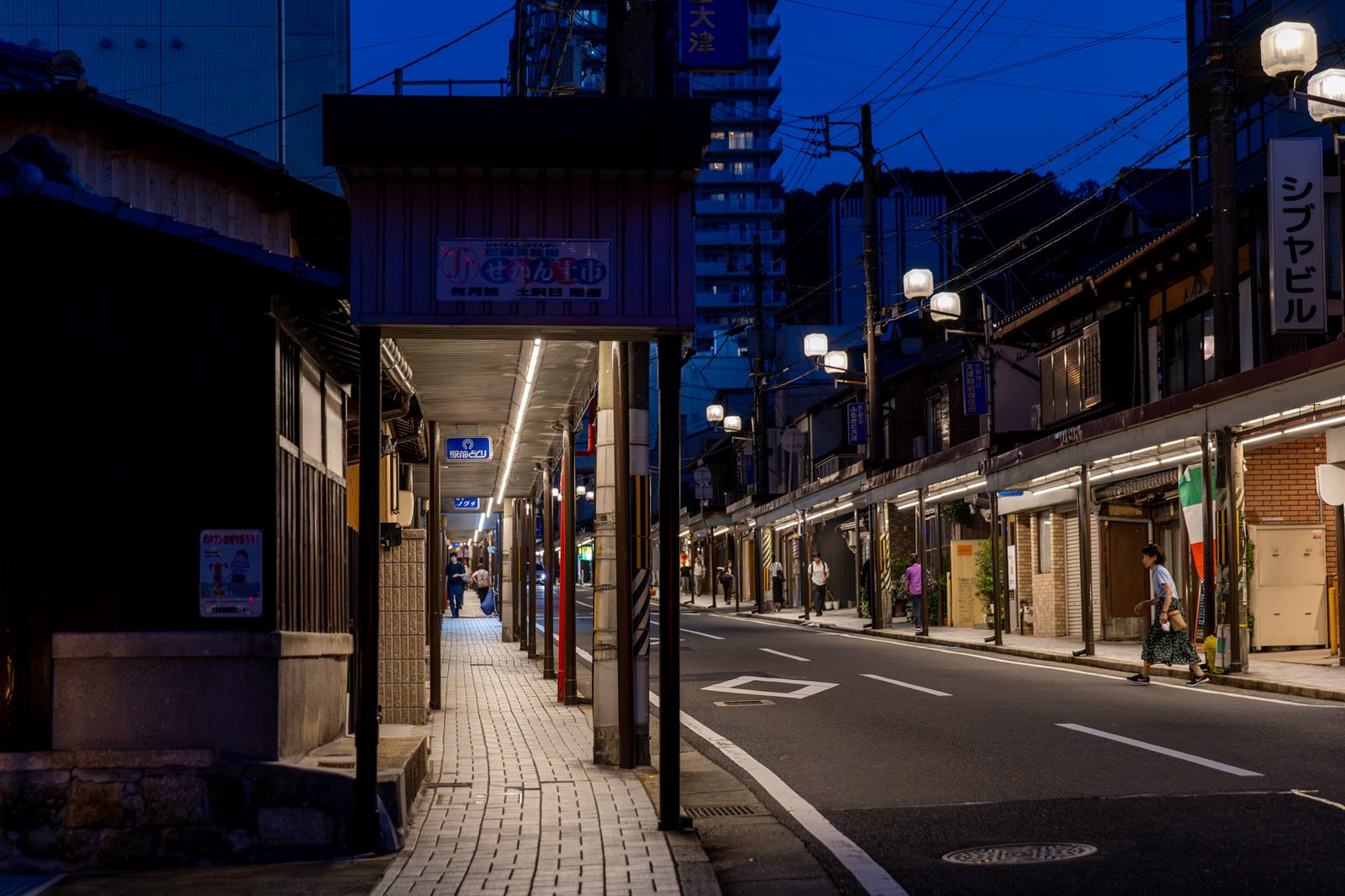 青い時間のアーケード商店街
